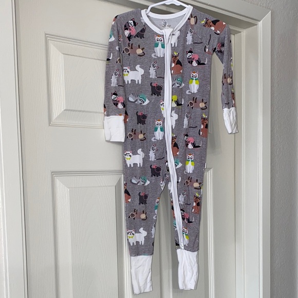 Little Sleepies Gray Cat Print Footie. Size 12-18 months - Picture 3 of 6